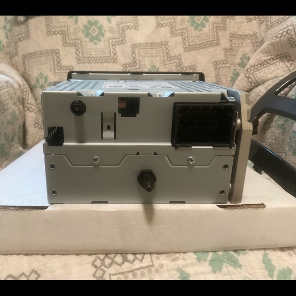 NEW GM Car Stereo and bezel - Picture 2 of 4